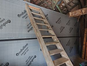 Zateplení stropu a stěny rodinného domu pomocí foukané izolace